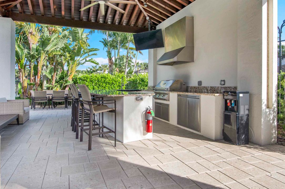 На продажу: $4,400,000 (6 спален, 5 ванн, 5340 Квадратных фут)