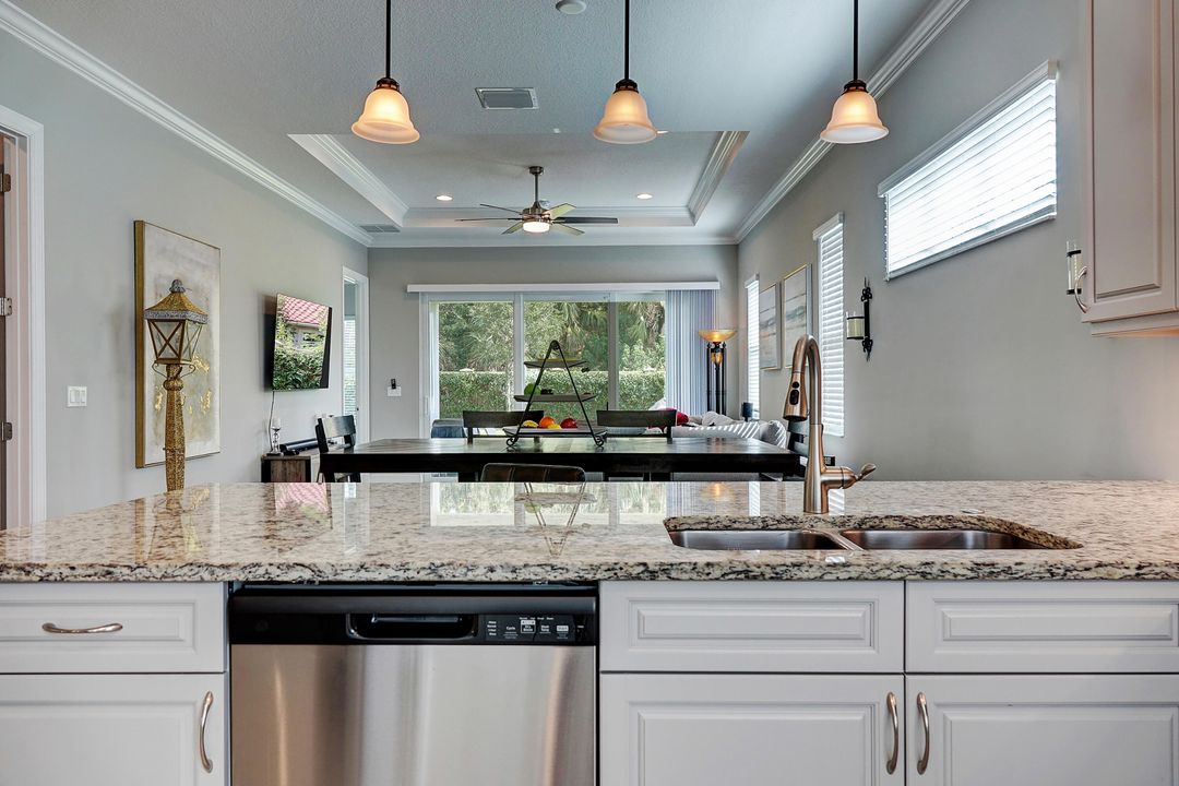 Под контрактом: $379,000 (2 спален, 2 ванн, 1646 Квадратных фут)