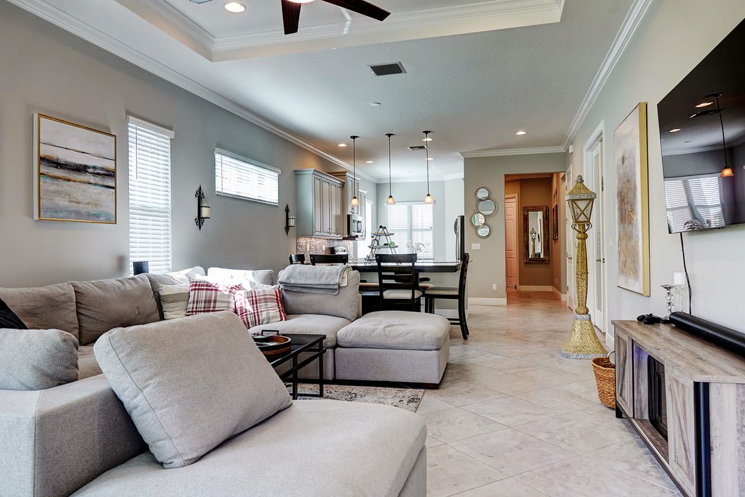 Под контрактом: $379,000 (2 спален, 2 ванн, 1646 Квадратных фут)