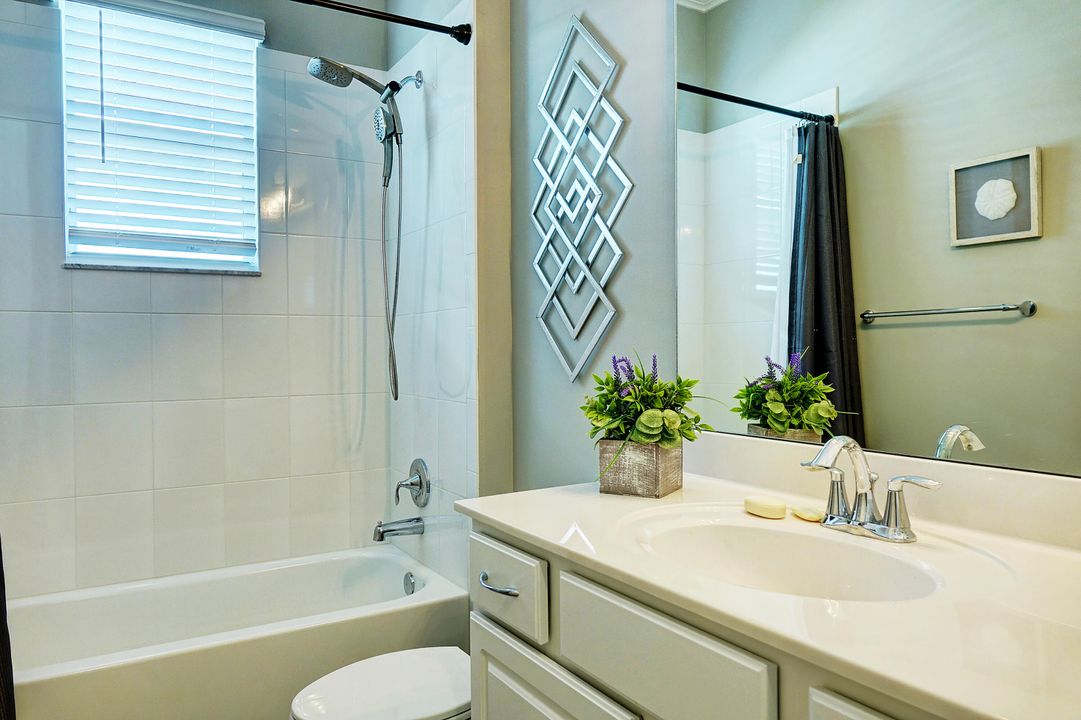 Под контрактом: $379,000 (2 спален, 2 ванн, 1646 Квадратных фут)