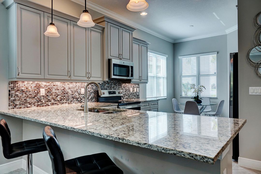 Под контрактом: $379,000 (2 спален, 2 ванн, 1646 Квадратных фут)