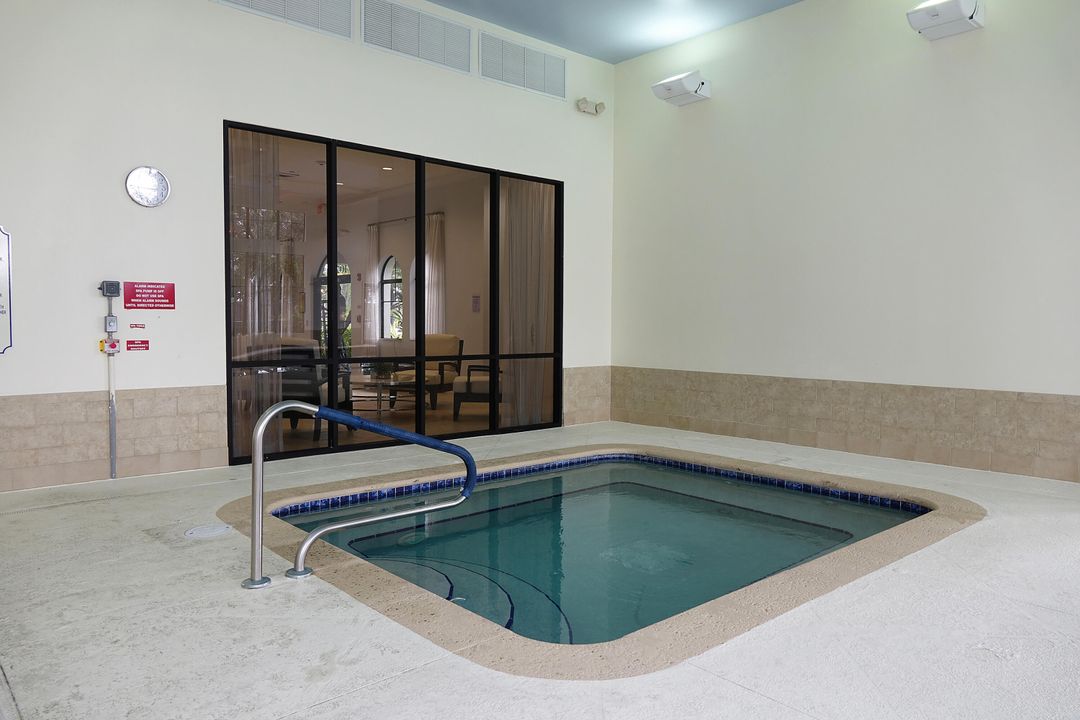 Под контрактом: $379,000 (2 спален, 2 ванн, 1646 Квадратных фут)