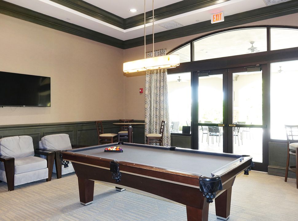 Под контрактом: $379,000 (2 спален, 2 ванн, 1646 Квадратных фут)