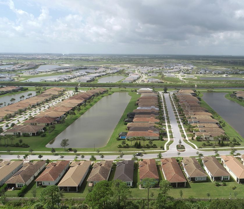 Под контрактом: $379,000 (2 спален, 2 ванн, 1646 Квадратных фут)