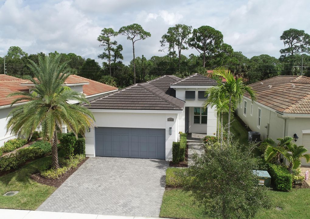 Под контрактом: $379,000 (2 спален, 2 ванн, 1646 Квадратных фут)