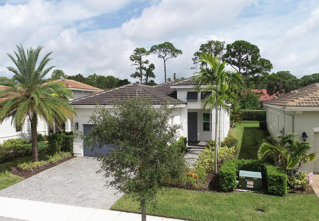 Под контрактом: $379,000 (2 спален, 2 ванн, 1646 Квадратных фут)