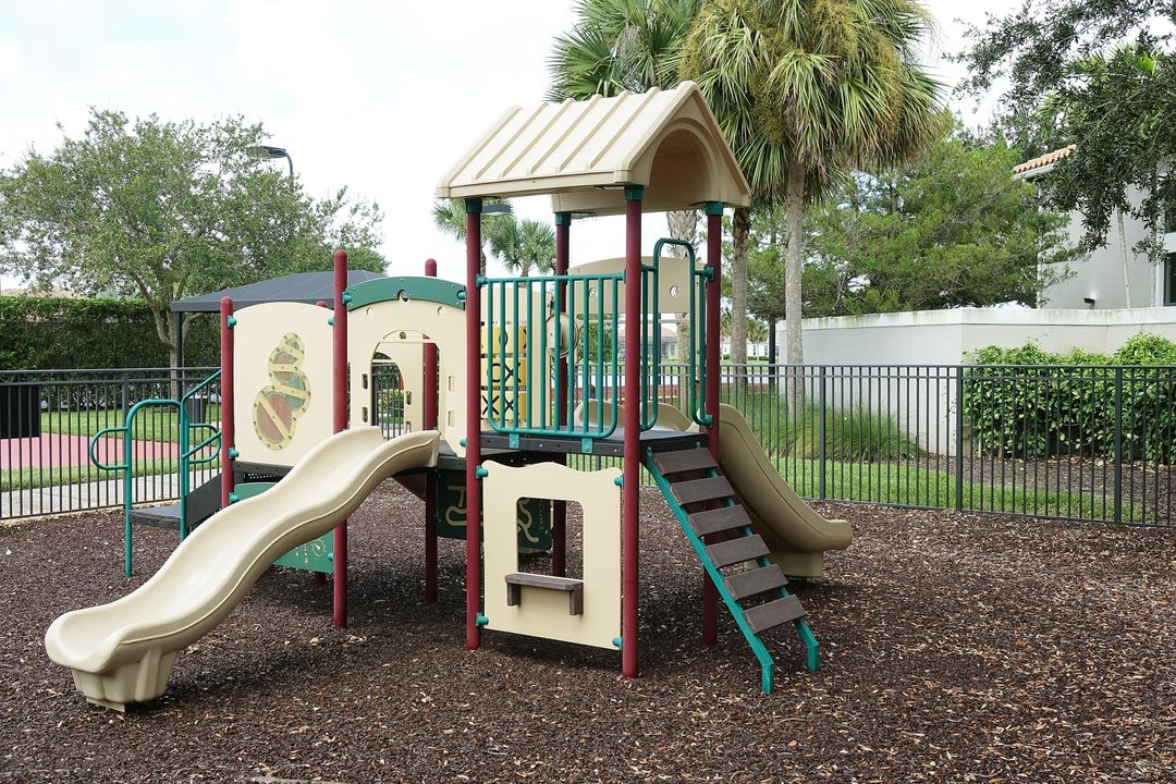 Под контрактом: $379,000 (2 спален, 2 ванн, 1646 Квадратных фут)