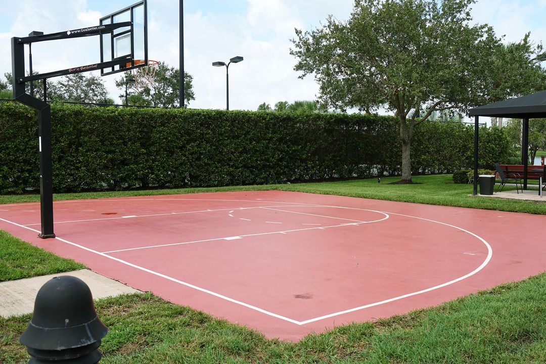 Под контрактом: $379,000 (2 спален, 2 ванн, 1646 Квадратных фут)