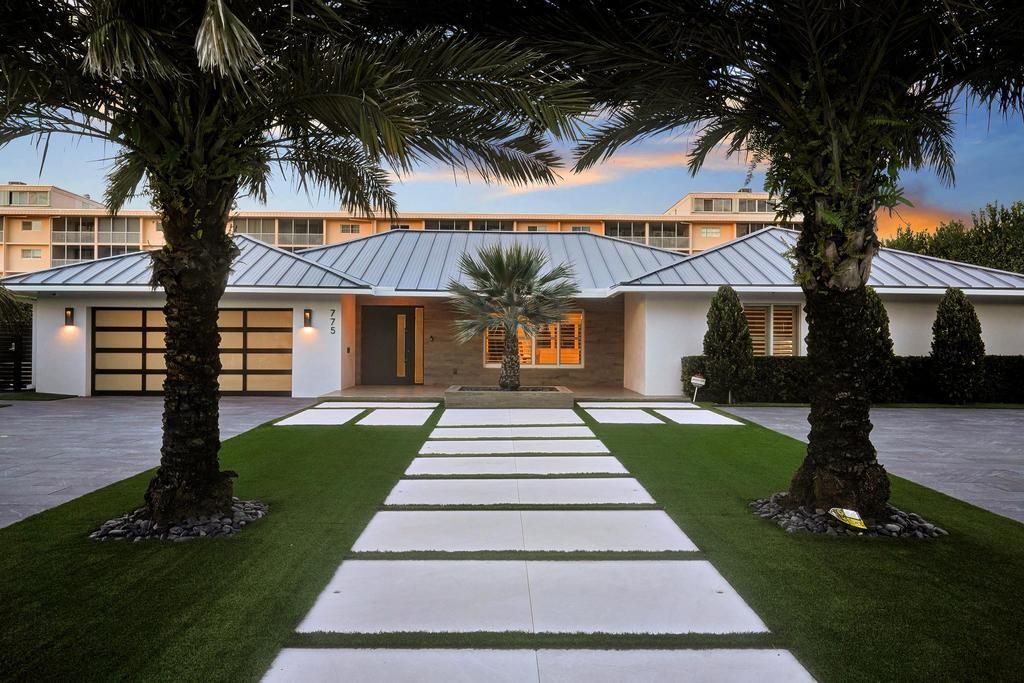 For Sale: $3,975,000 (3 beds, 3 baths, 2600 Square Feet)