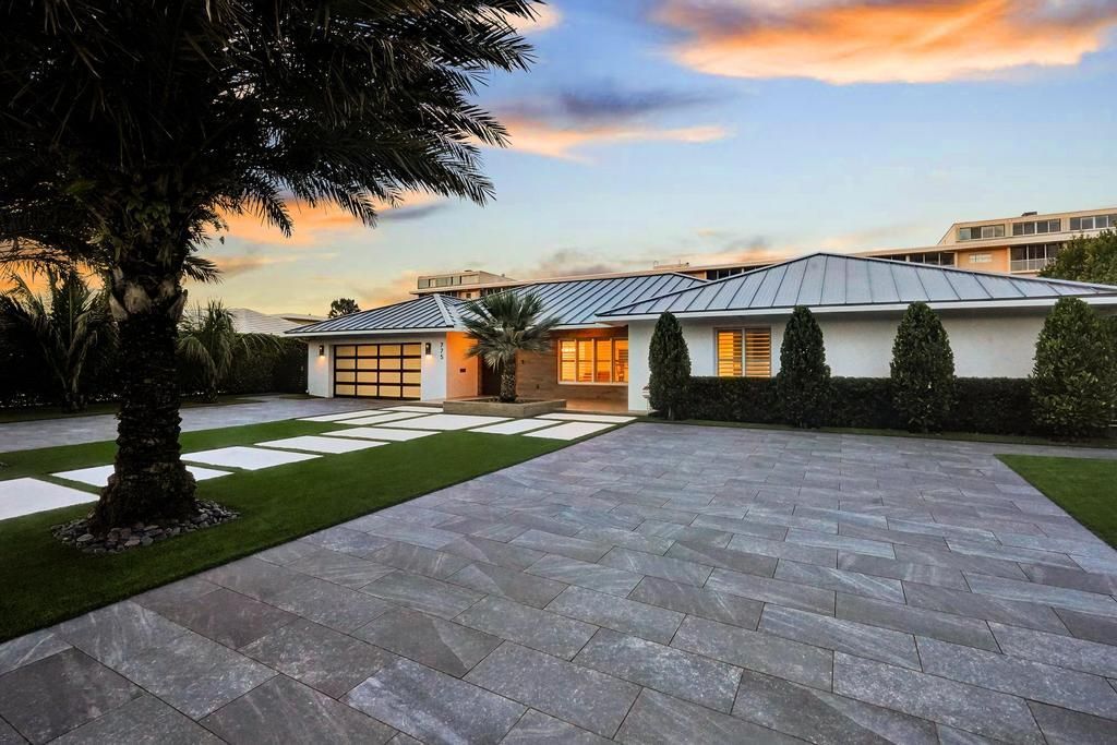 For Sale: $3,975,000 (3 beds, 3 baths, 2600 Square Feet)