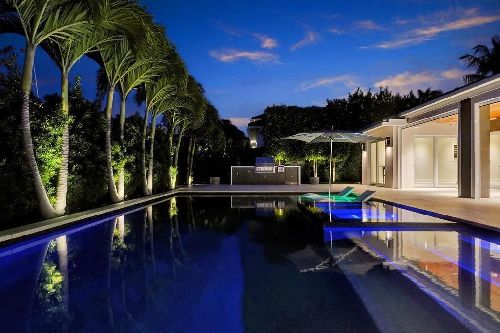 For Sale: $3,975,000 (3 beds, 3 baths, 2600 Square Feet)