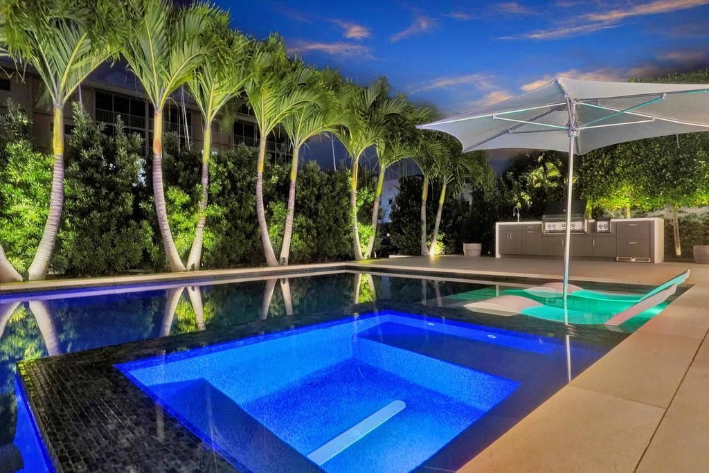 For Sale: $3,975,000 (3 beds, 3 baths, 2600 Square Feet)