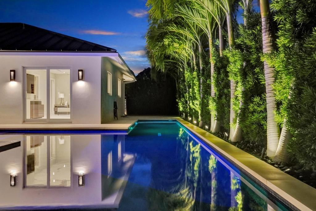 For Sale: $3,975,000 (3 beds, 3 baths, 2600 Square Feet)