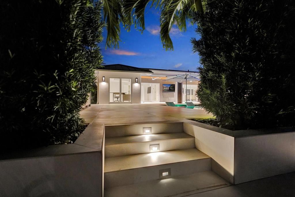 For Sale: $3,975,000 (3 beds, 3 baths, 2600 Square Feet)