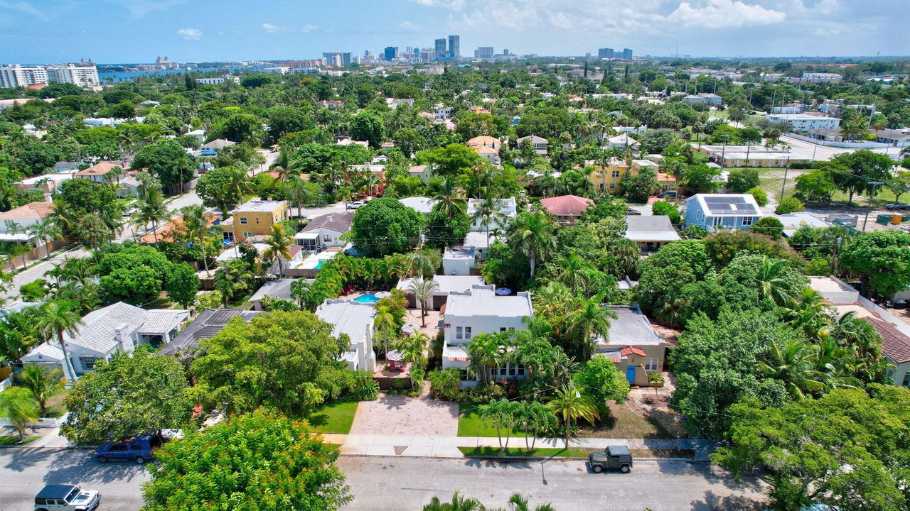 For Sale: $2,199,000 (7 beds, 7 baths, 4209 Square Feet)