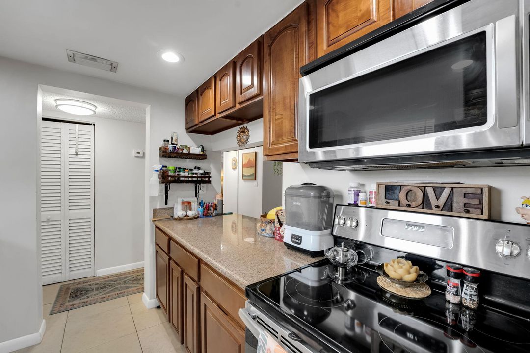 For Sale: $198,888 (2 beds, 2 baths, 1030 Square Feet)
