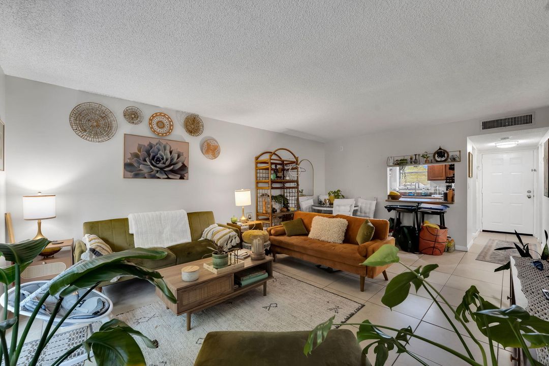 For Sale: $198,888 (2 beds, 2 baths, 1030 Square Feet)