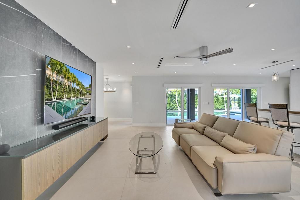 For Sale: $3,975,000 (3 beds, 3 baths, 2600 Square Feet)