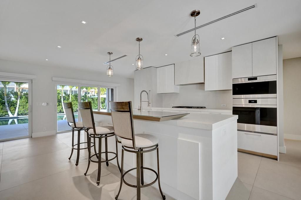 For Sale: $3,975,000 (3 beds, 3 baths, 2600 Square Feet)