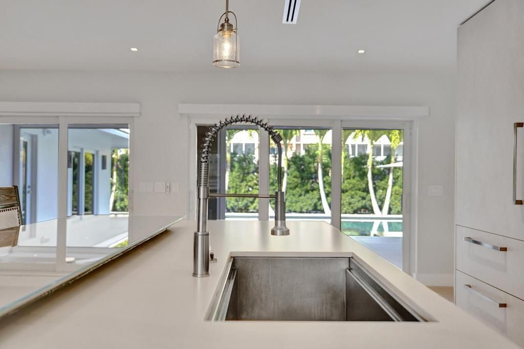 For Sale: $3,975,000 (3 beds, 3 baths, 2600 Square Feet)