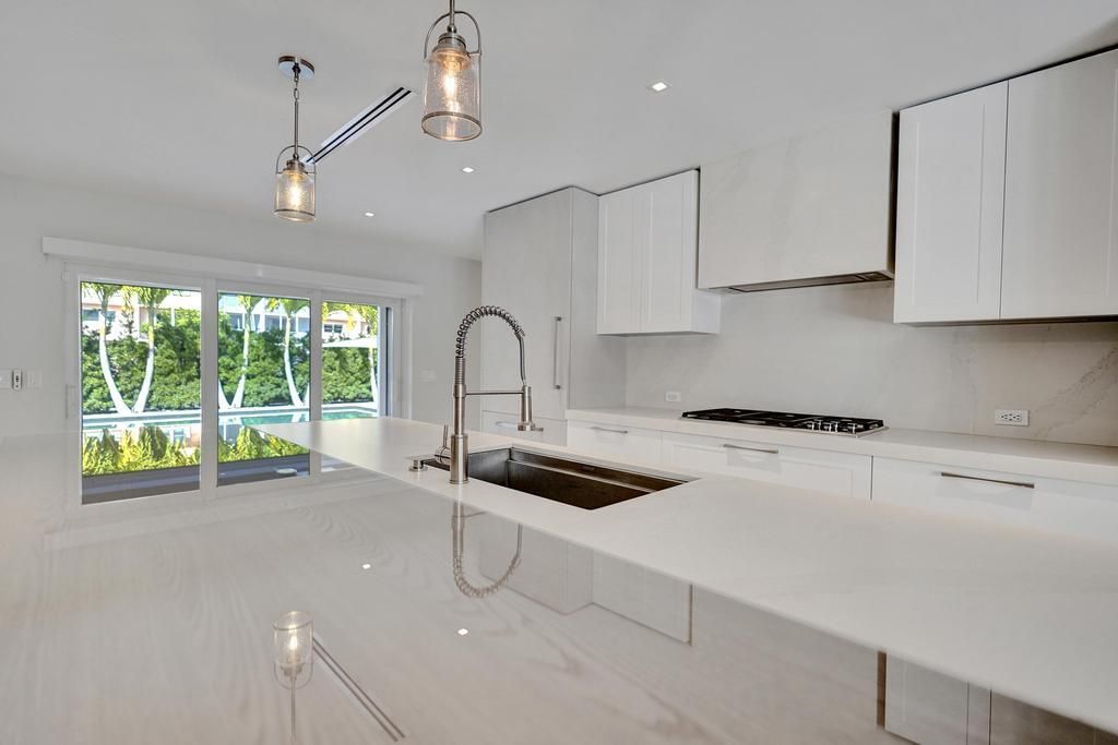 For Sale: $3,975,000 (3 beds, 3 baths, 2600 Square Feet)