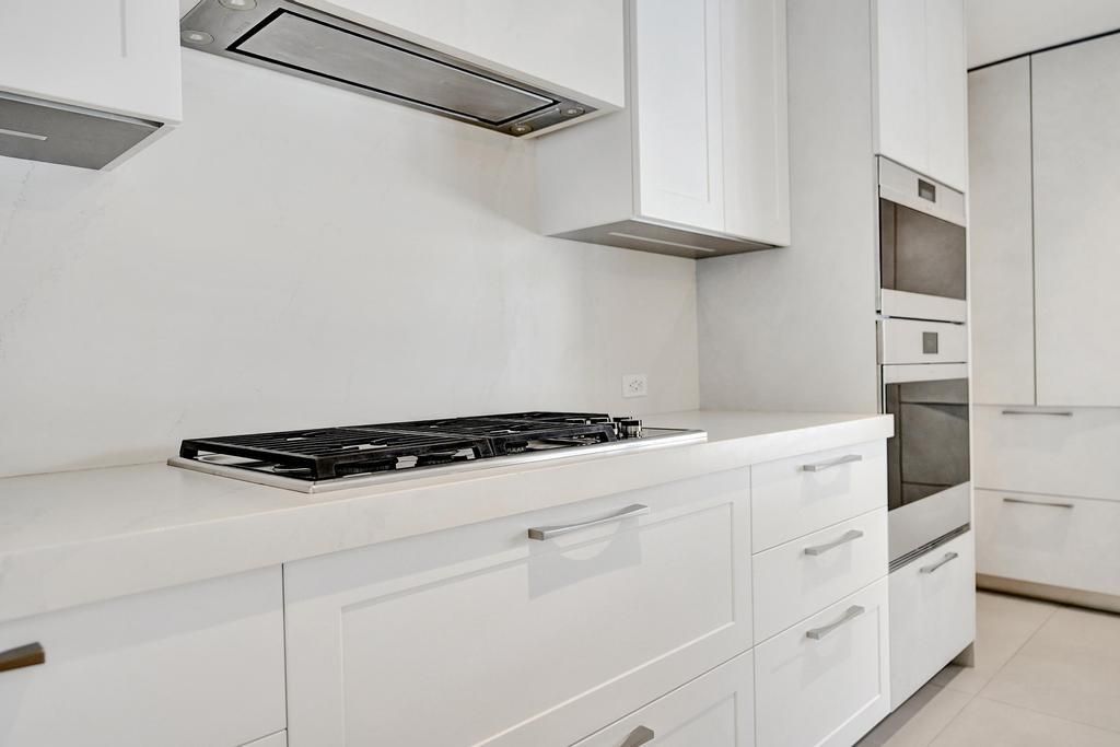 For Sale: $3,975,000 (3 beds, 3 baths, 2600 Square Feet)