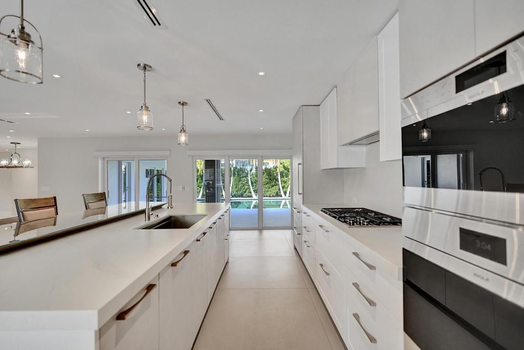 For Sale: $3,975,000 (3 beds, 3 baths, 2600 Square Feet)