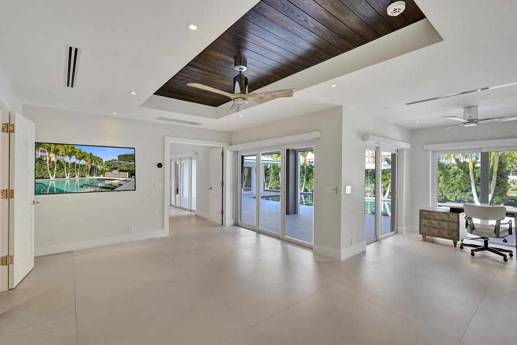 For Sale: $3,975,000 (3 beds, 3 baths, 2600 Square Feet)