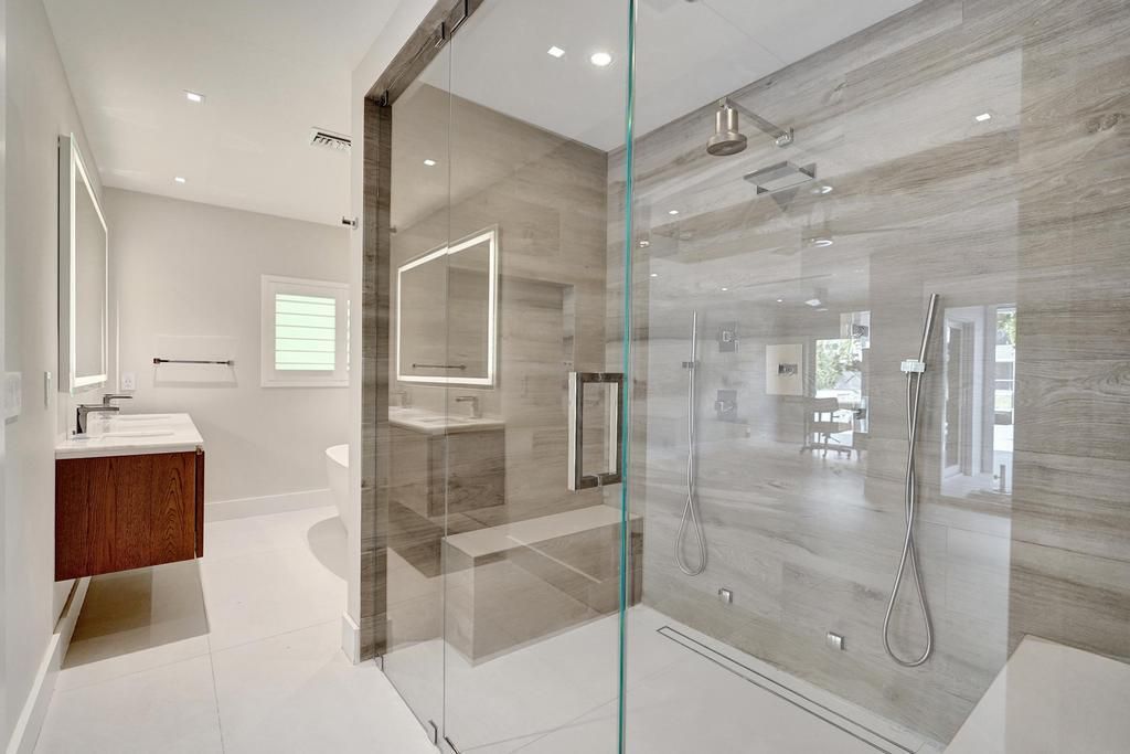 For Sale: $3,975,000 (3 beds, 3 baths, 2600 Square Feet)