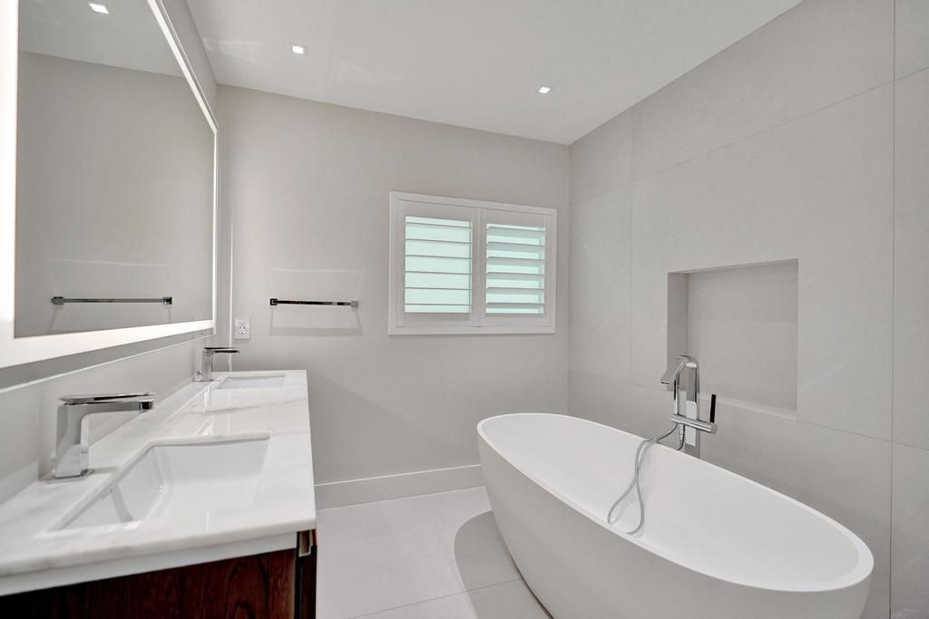 For Sale: $3,975,000 (3 beds, 3 baths, 2600 Square Feet)