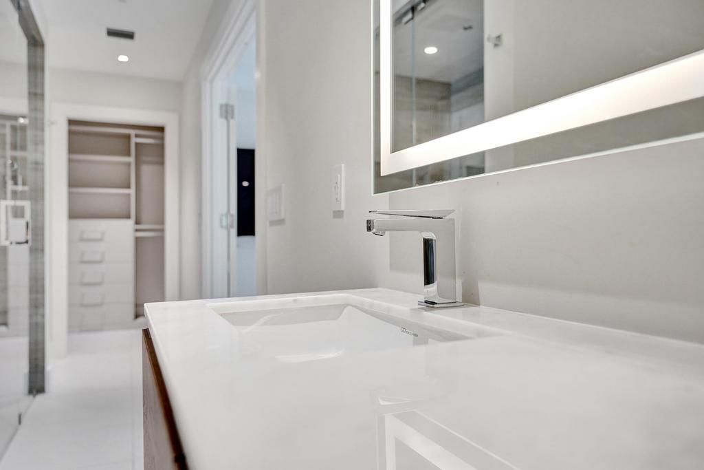 For Sale: $3,975,000 (3 beds, 3 baths, 2600 Square Feet)