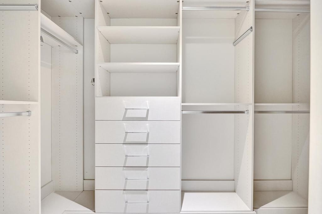 For Sale: $3,975,000 (3 beds, 3 baths, 2600 Square Feet)