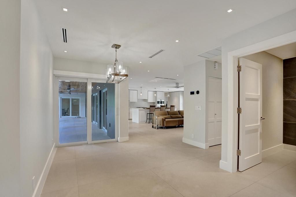 For Sale: $3,975,000 (3 beds, 3 baths, 2600 Square Feet)