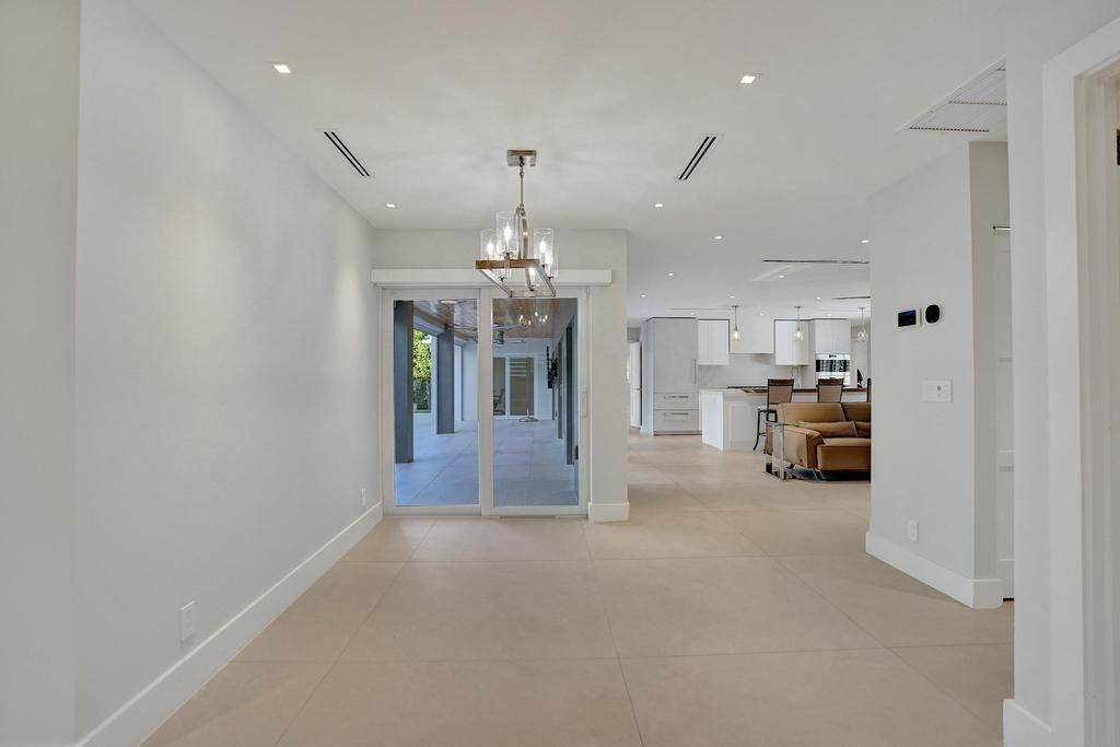 For Sale: $3,975,000 (3 beds, 3 baths, 2600 Square Feet)