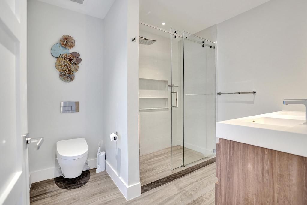 For Sale: $3,975,000 (3 beds, 3 baths, 2600 Square Feet)