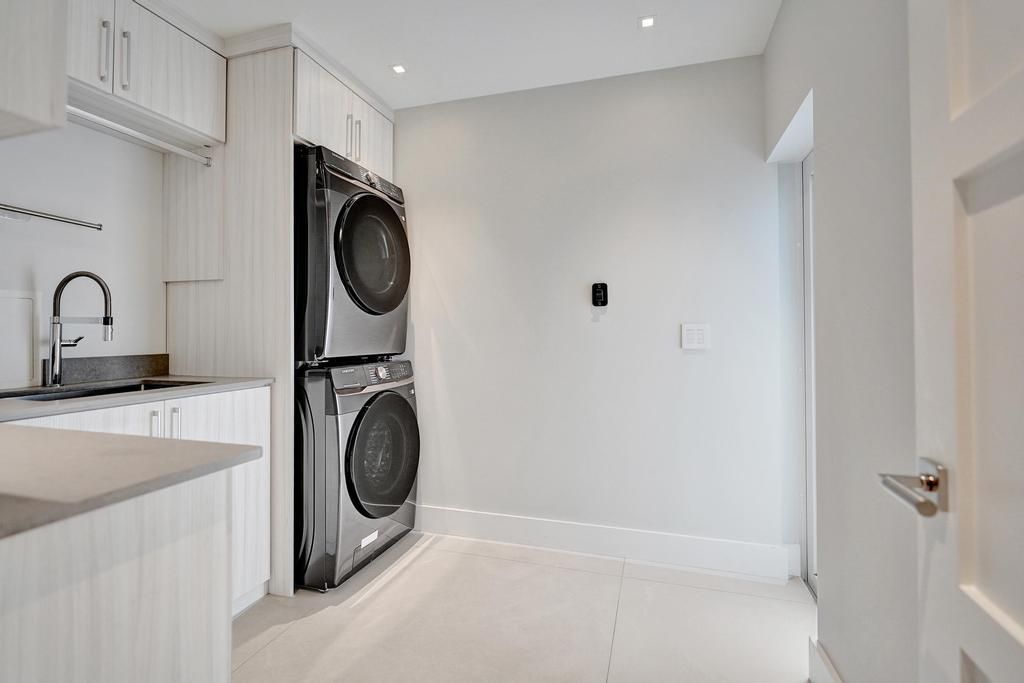 For Sale: $3,975,000 (3 beds, 3 baths, 2600 Square Feet)