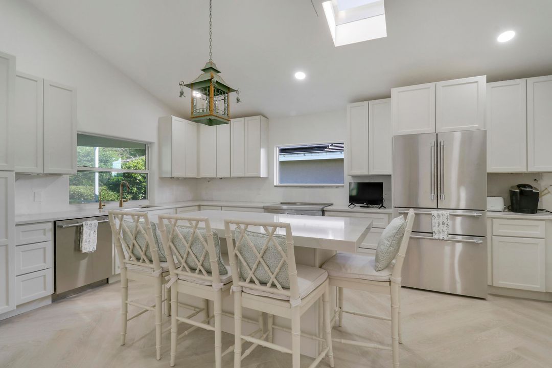 出租: $11,000 (3 贝兹, 2 浴室, 2112 平方英尺)