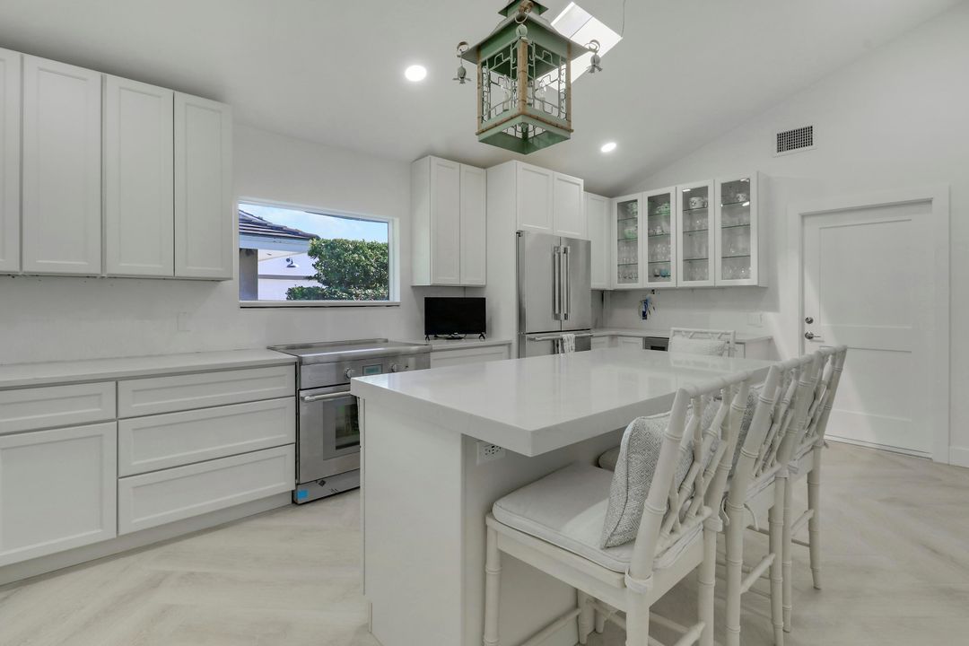 出租: $11,000 (3 贝兹, 2 浴室, 2112 平方英尺)