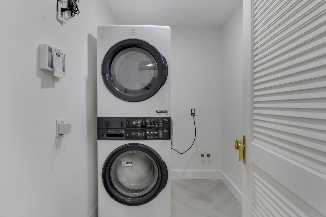 出租: $11,000 (3 贝兹, 2 浴室, 2112 平方英尺)