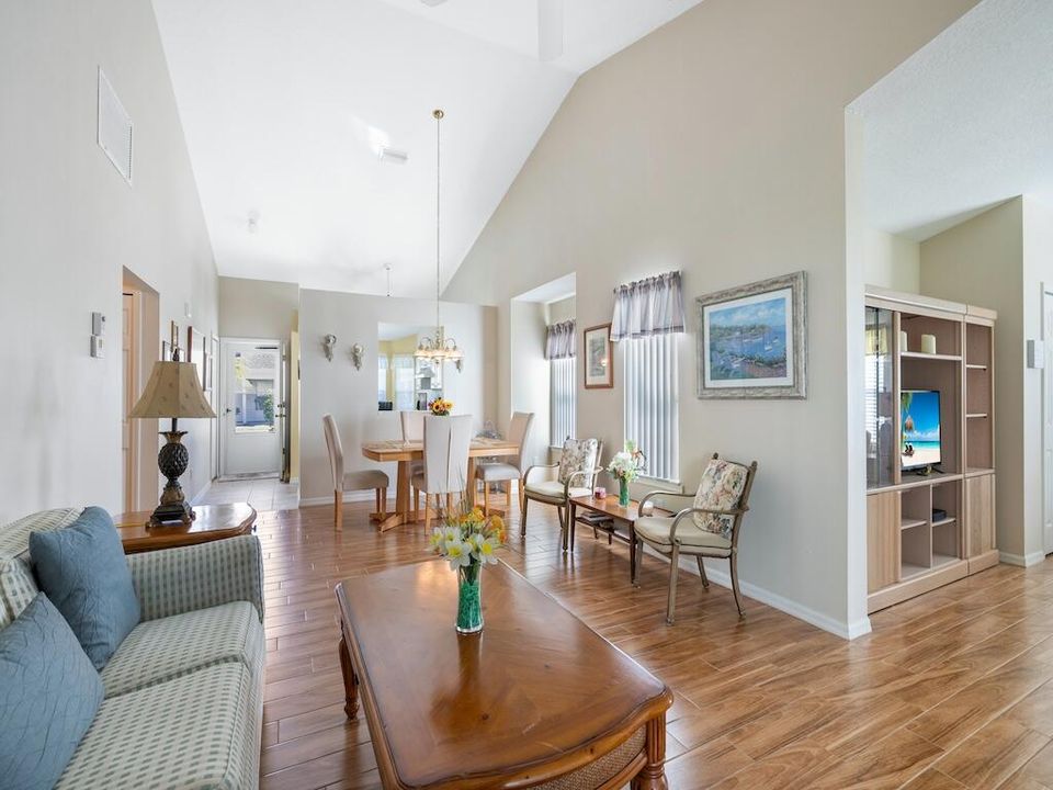 For Sale: $250,000 (2 beds, 2 baths, 1395 Square Feet)