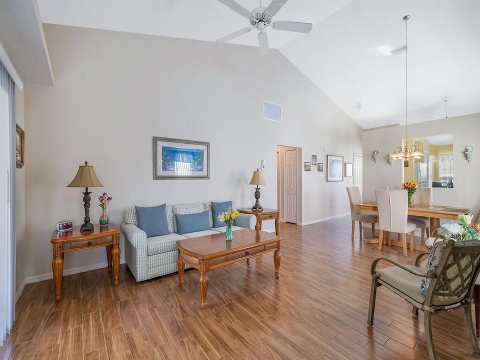 For Sale: $250,000 (2 beds, 2 baths, 1395 Square Feet)