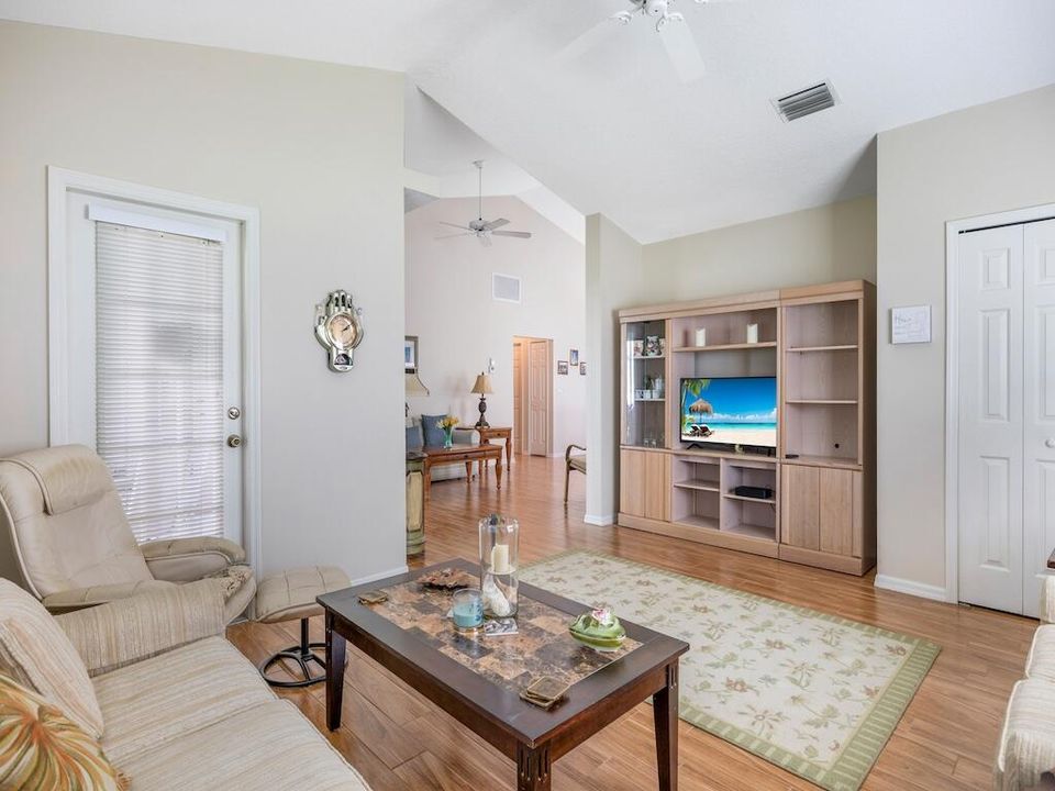 For Sale: $250,000 (2 beds, 2 baths, 1395 Square Feet)