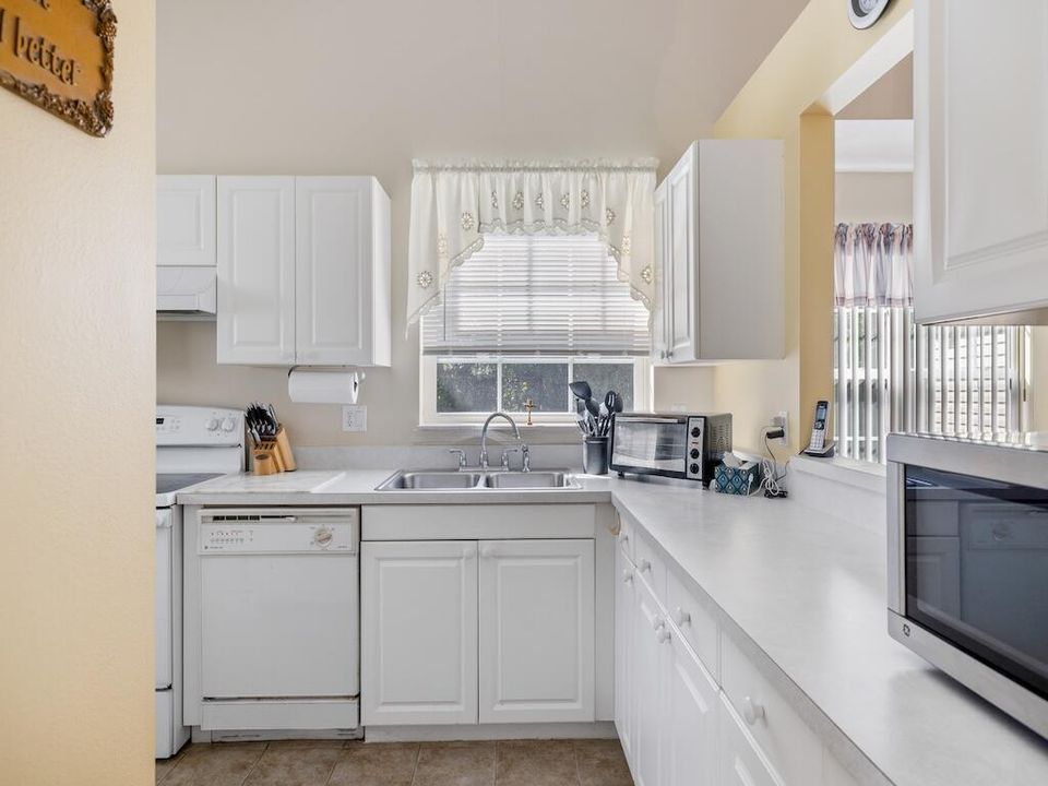 For Sale: $250,000 (2 beds, 2 baths, 1395 Square Feet)