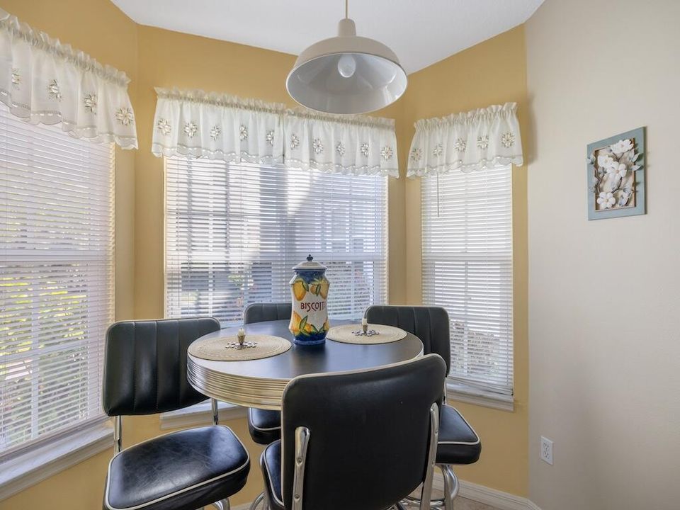 For Sale: $250,000 (2 beds, 2 baths, 1395 Square Feet)