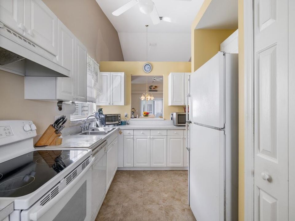 For Sale: $250,000 (2 beds, 2 baths, 1395 Square Feet)