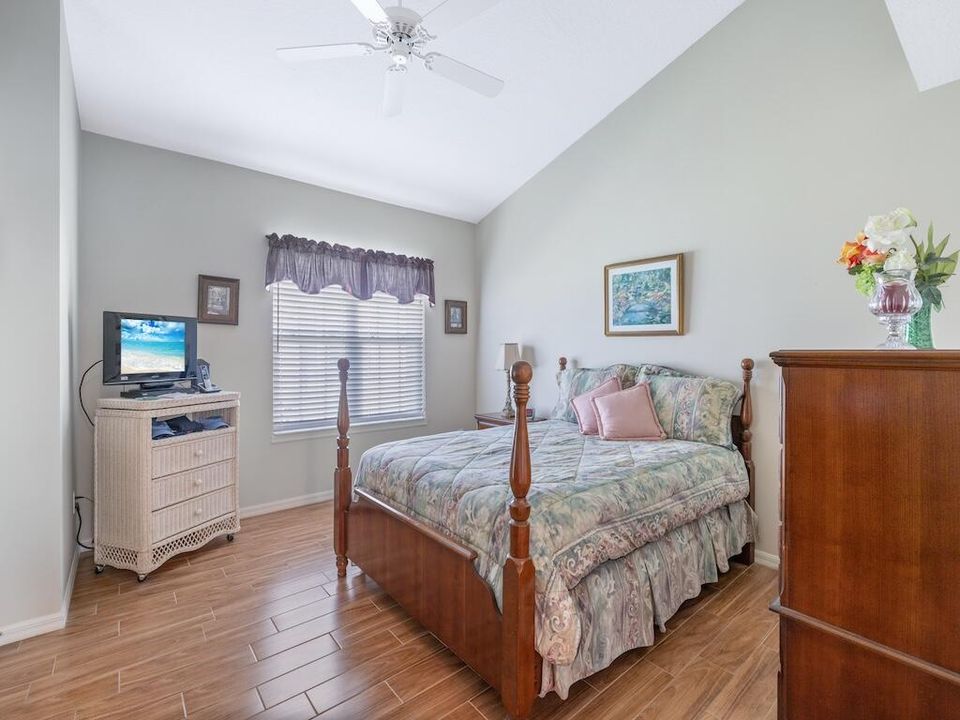 For Sale: $250,000 (2 beds, 2 baths, 1395 Square Feet)