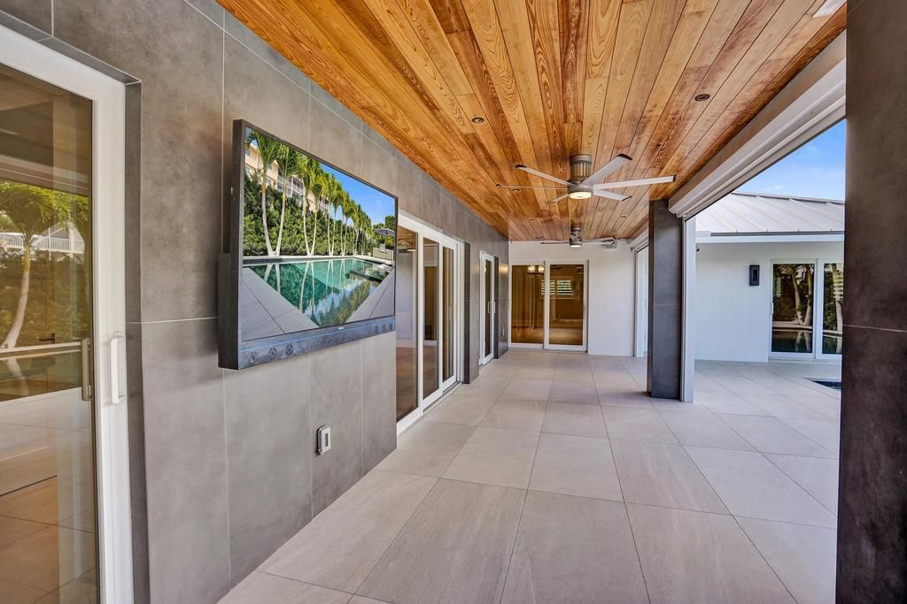 For Sale: $3,975,000 (3 beds, 3 baths, 2600 Square Feet)