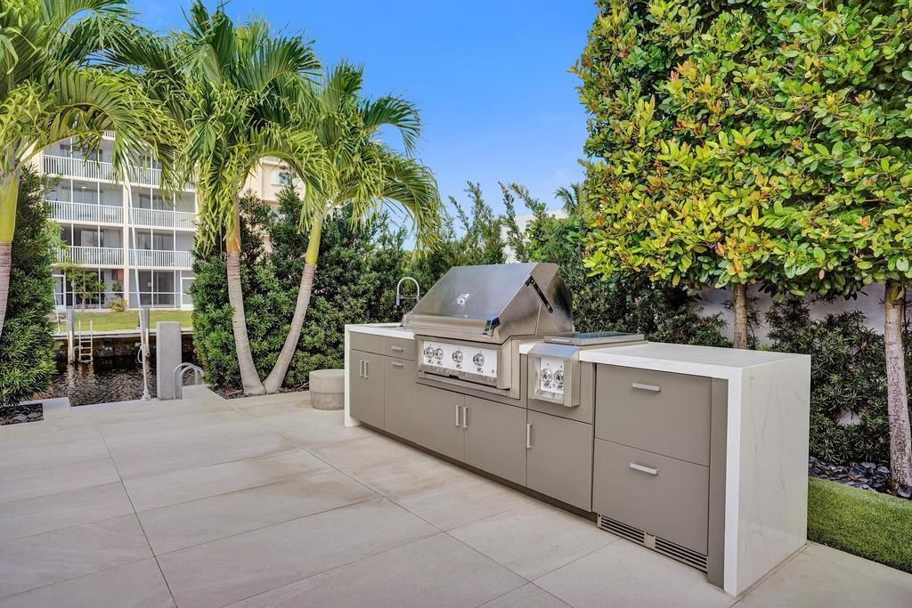 For Sale: $3,975,000 (3 beds, 3 baths, 2600 Square Feet)