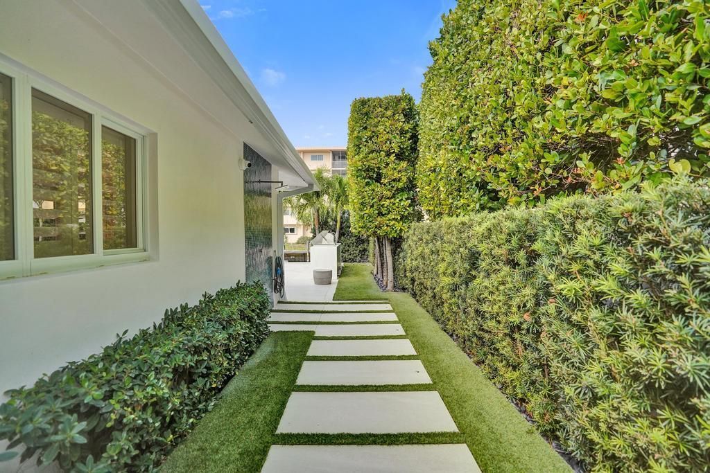 For Sale: $3,975,000 (3 beds, 3 baths, 2600 Square Feet)