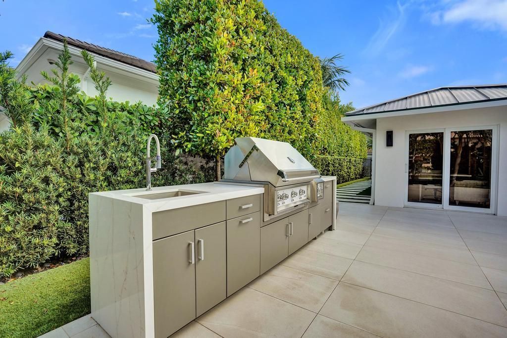 For Sale: $3,975,000 (3 beds, 3 baths, 2600 Square Feet)